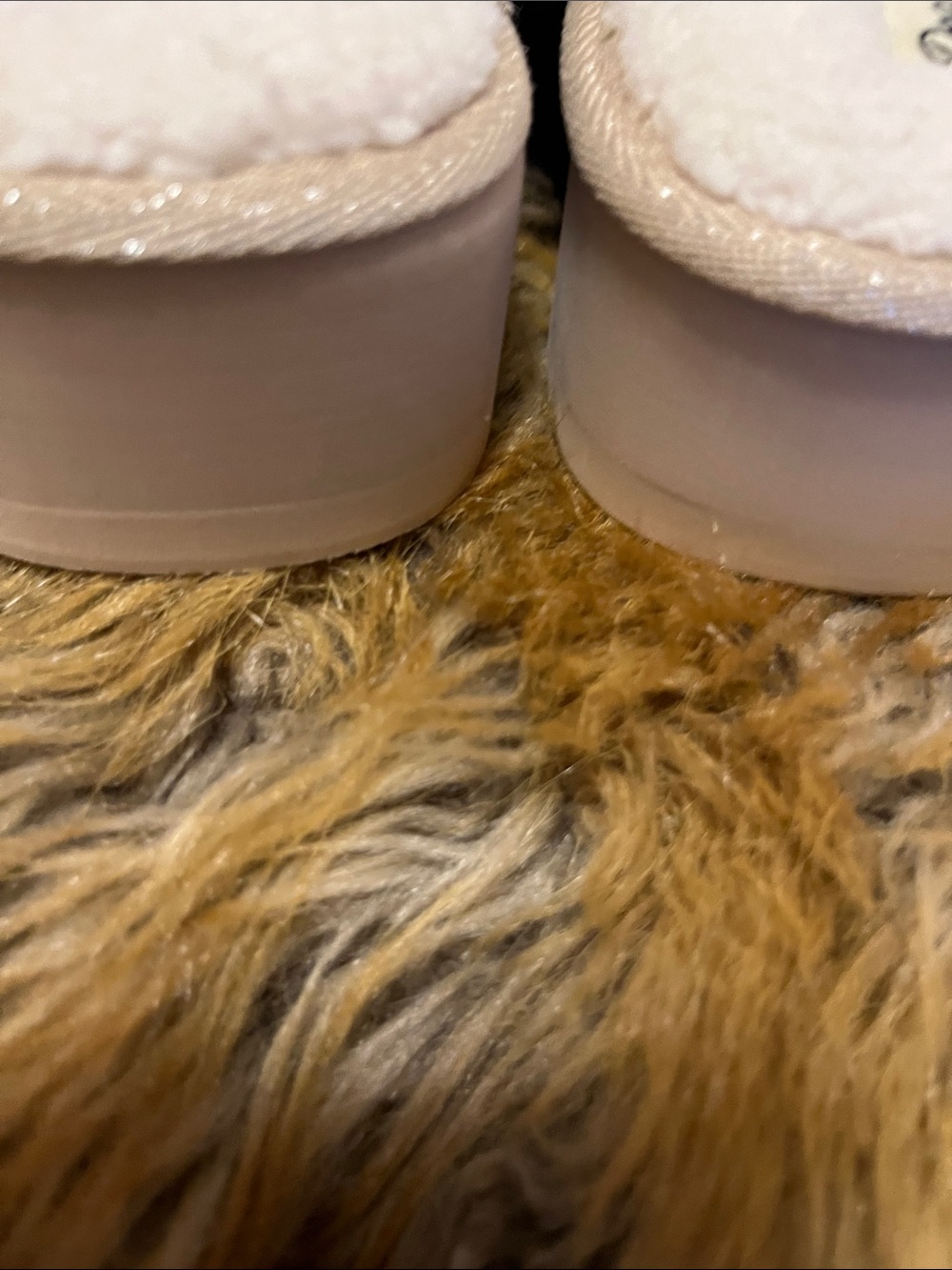 dearfoams Women's Faux-Sherpa Slide Slippers in Light Beige - Picture 5 of 7